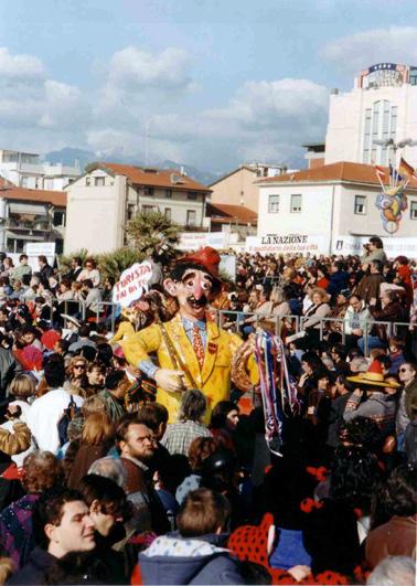 Turista fai da te di Giorgio e Eugenio Rossi - Maschere Isolate - Carnevale di Viareggio 1995