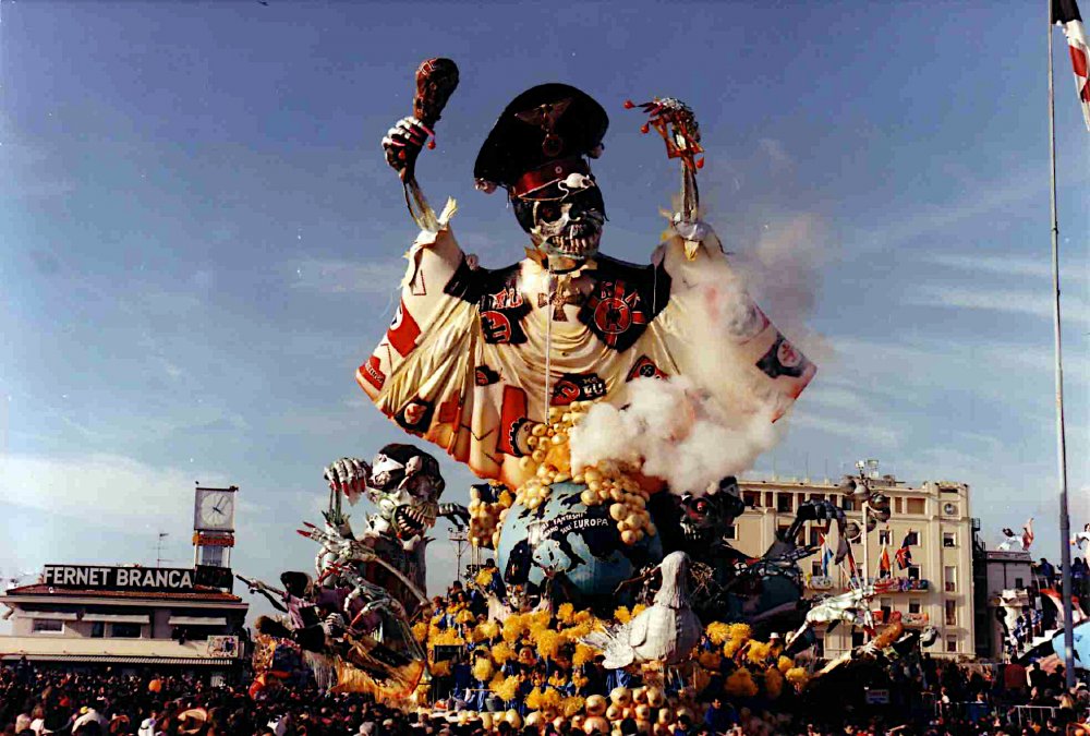 Vecchi fantasmi vagano sull’Europa di Renato Verlanti - Carri grandi - Carnevale di Viareggio 1995
