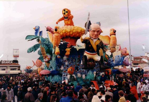 Bomba su bomba di Roberto Alessandrini - Carri grandi - Carnevale di Viareggio 1996