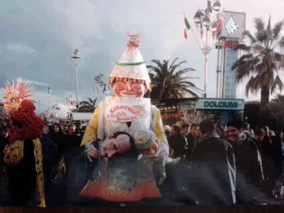 Carnevale a testata nucleare di Giampiero e Jonah Ghiselli - Maschere Isolate - Carnevale di Viareggio 1996