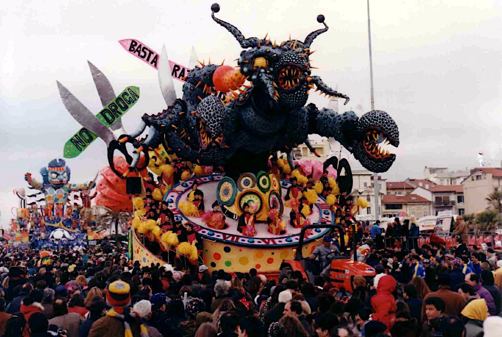 È tempo di dire basta di Roberto Vannucci - Carri piccoli - Carnevale di Viareggio 1996