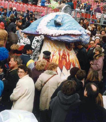 Il fungo di Mururoa di Gianluca Orlandi e Cristiano Belli - Maschere Isolate - Carnevale di Viareggio 1996