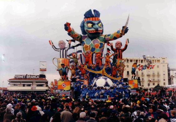La testa nel pallone di Silvano e Alessandro Avanzini - Carri grandi - Carnevale di Viareggio 1996