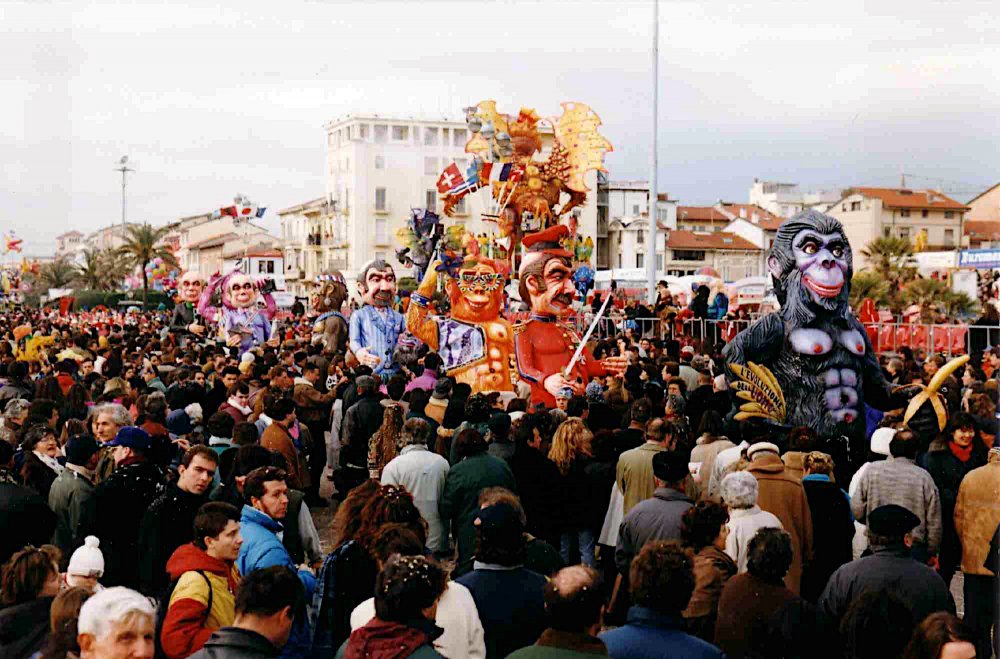 L’evoluzione dell’uomo di Michele Canova - Mascherate di Gruppo - Carnevale di Viareggio 1996