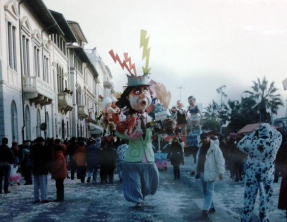 Colpo di fulmine di Cristina Etna - Maschere Isolate - Carnevale di Viareggio 1997