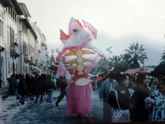 L’oda...lisca all’harem baggio di Giampiero e Jonah Ghiselli - Maschere Isolate - Carnevale di Viareggio 1997