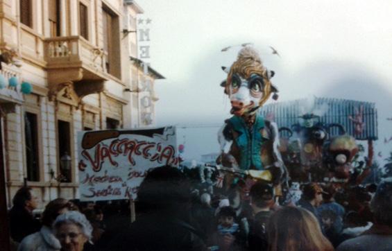 Vaccaccia di Alessandro e Claudio Servetto - Maschere Isolate - Carnevale di Viareggio 1997