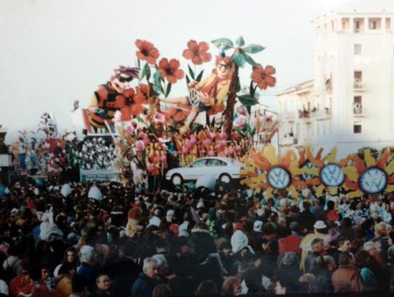 Vivere alla grande di Umberto e Stefano Cinquini - Fuori Concorso - Carnevale di Viareggio 1997