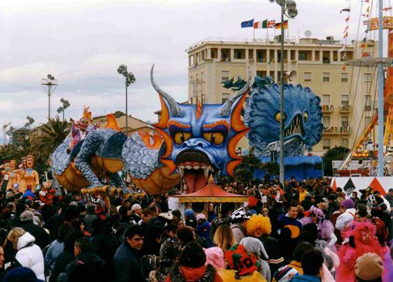 C’è qualcosa di orientale ma è pur sempre carnevale di Massimo Breschi - Mascherate di Gruppo - Carnevale di Viareggio 1999