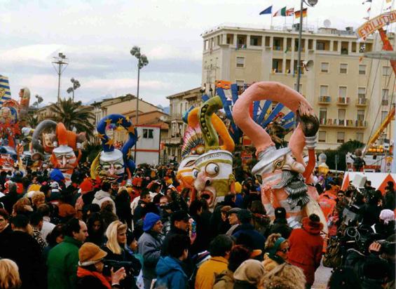 In passeggiata noi danziam e tutto quanto coloriam di Alfredo Ricci - Mascherate di Gruppo - Carnevale di Viareggio 1999