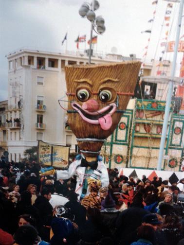 Lo scopone scientifico di Roberto De Leo - Maschere Isolate - Carnevale di Viareggio 1999
