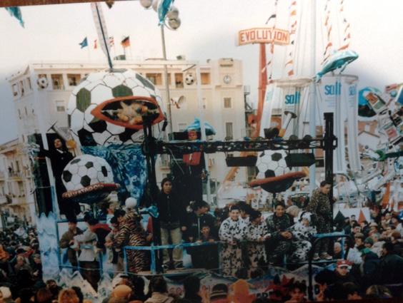 SOS pallone in lato mare di Rione Torre del Lago - Fuori Concorso - Carnevale di Viareggio 1999