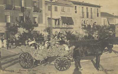 carrozza agghindata con fiori e festoni